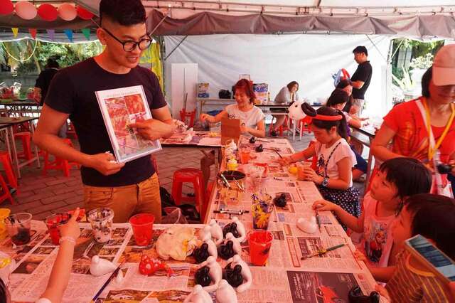 设计家与民众及师生一起进行纸黏土、气球、木雕等各式体验活动。（图／台北市教育局提供）.jpg