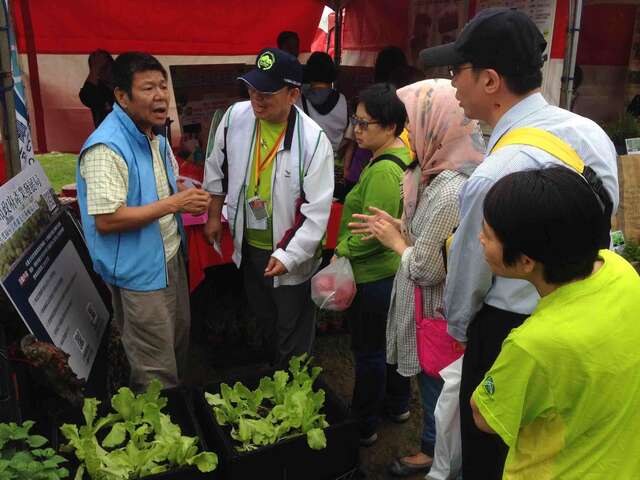 農業技術服務團在生態博覽會現場解說，與民眾親切互動。（圖／台北市產業發展局提供）.jpg