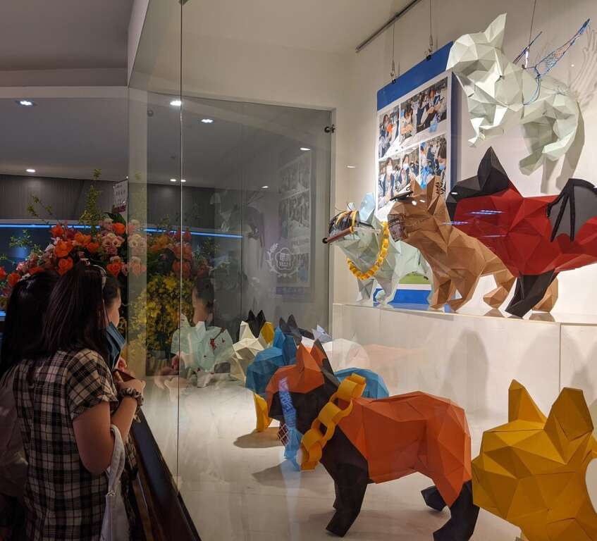 八年級學生在動物3D紙模創作中，發揮想像力和創造力。(圖片來源：臺北市青少年發展暨家庭教育中心)