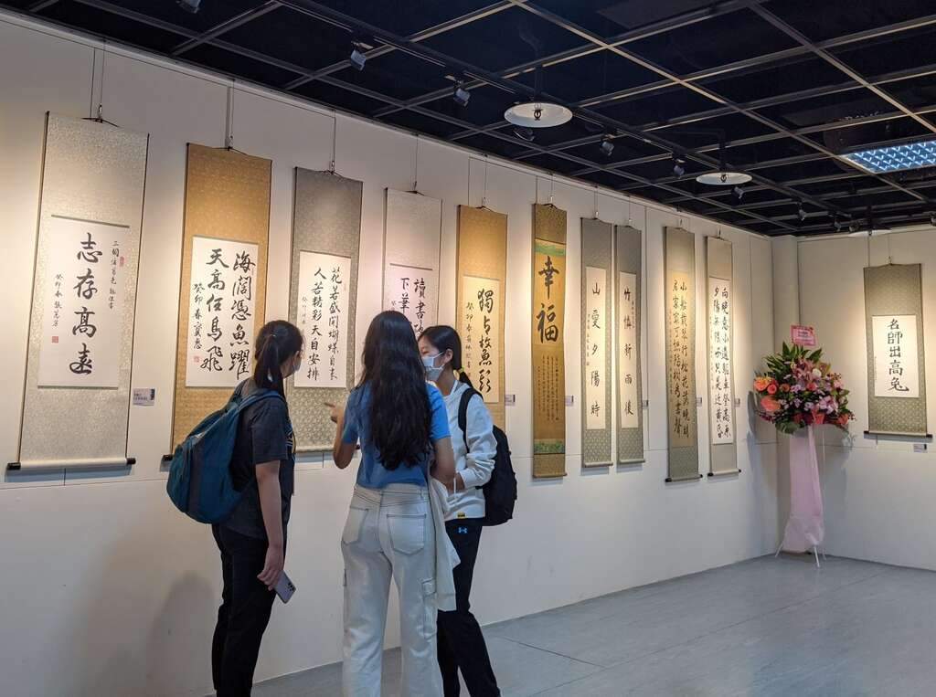 展览汇集国小至高中部学生、老师及家长的艺术创作及书法作品，展现浓厚艺文气息。(图片来源：台北市青少年发展暨家庭教育中心)