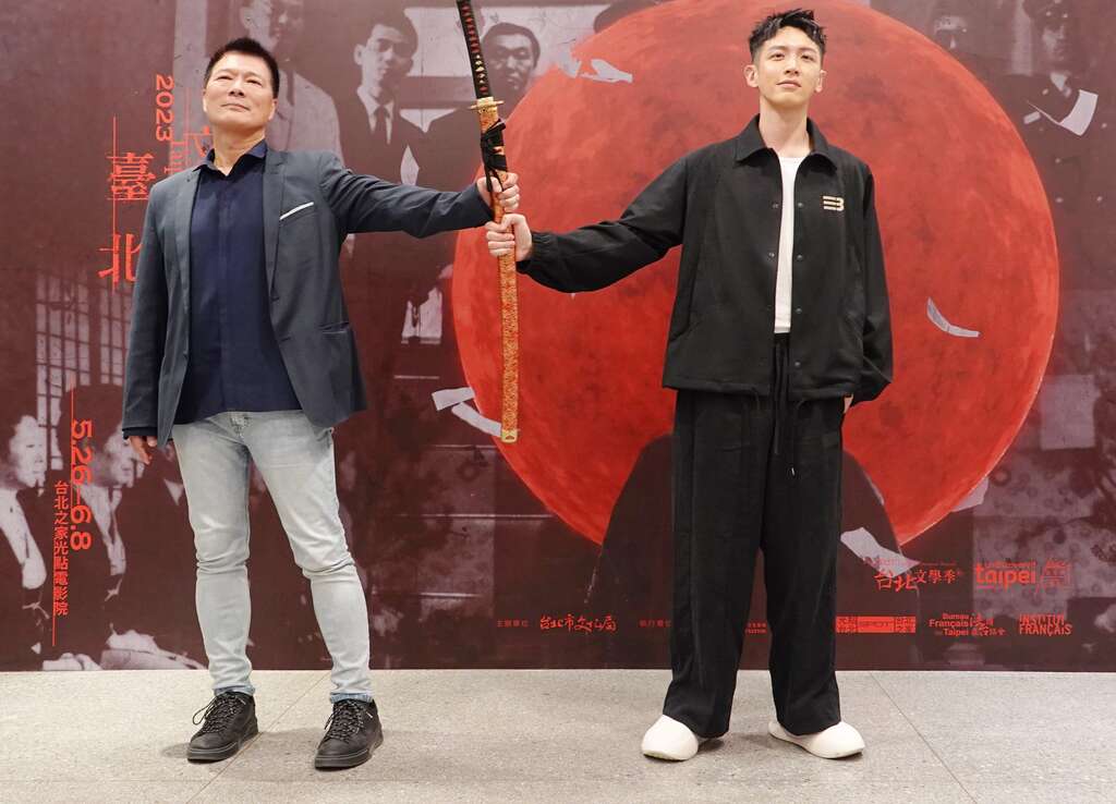 台北市政府文化局长蔡诗萍赠武士刀给影展嘉宾柯震东，象徵导演事业一路上披荆斩棘(图片来源：台北市政府文化局)