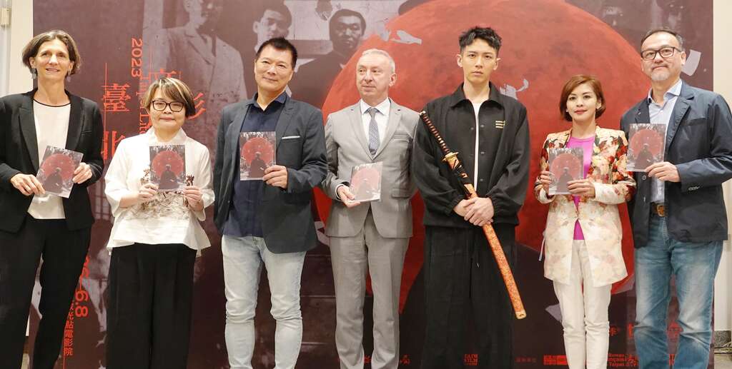 左起，法协处长雷诗雅、策展人杨元铃、文化局长蔡诗萍、法协主任公孙孟、影展嘉宾柯震东、台湾电影文化协会执行长陈伯任、开幕片发行商佳映娱乐刘嘉明总经理(图片来源：台北市政府文化局)