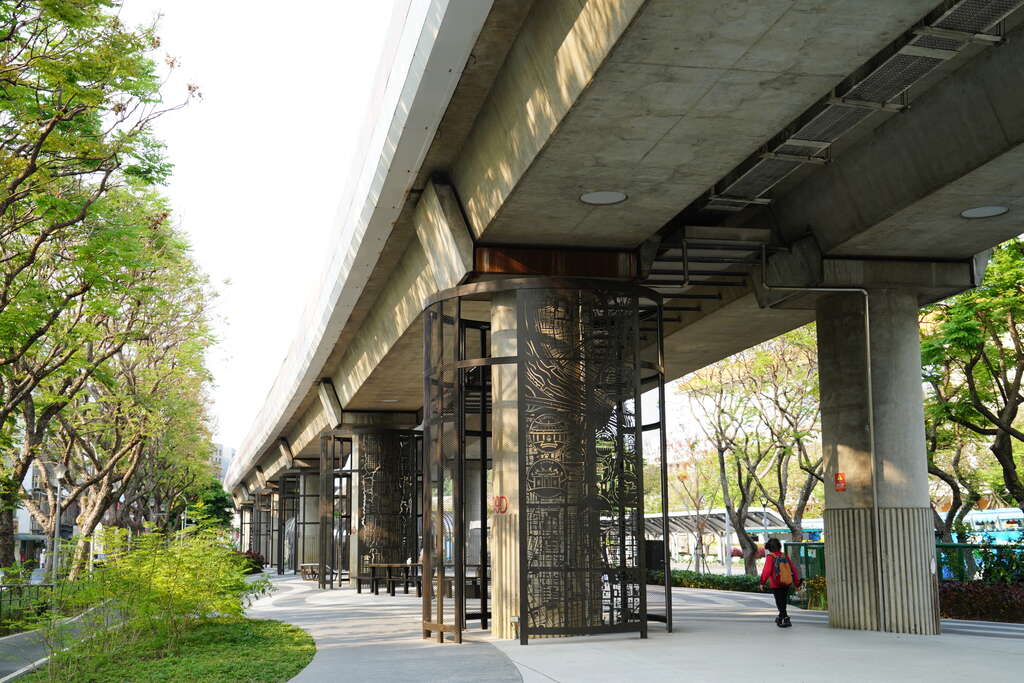 圆山线形公园的捷运敦柱都有不同的镂刻钢版文章(图片来源：台北市政府观光传播局)