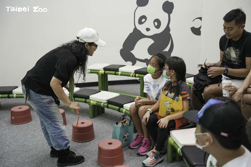臺北市積極推動雙語教育政策，臺北市立動物園作為野生動物保育教育的重鎮，亦肩負共同研發推廣動物保育雙語教材的重要責任(圖片來源：臺北市立動物園)