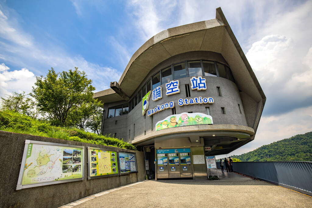 猫空站旁张贴步道及其周边可游玩的导览图(图片来源：台北市政府观光传播局)