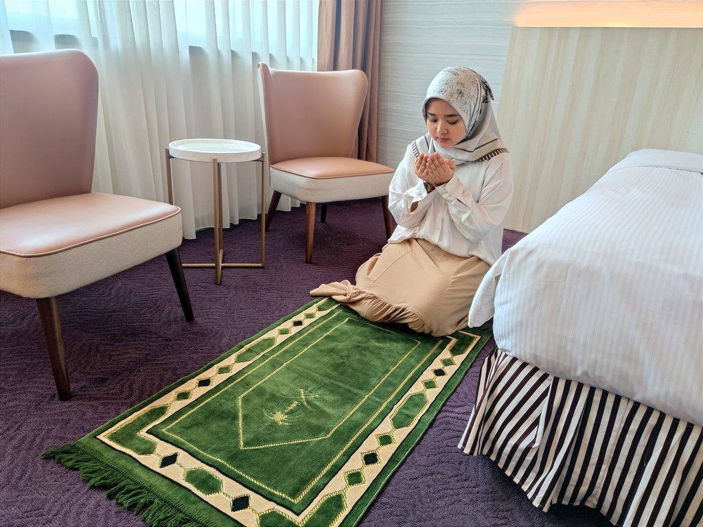 穆斯林旅客使用飯店提供之禮拜毯進行禮拜