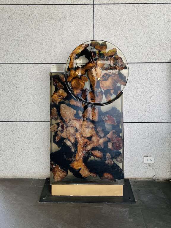 褐根病树木再制的始钟如一作品，现置於学校中廊。(图片来源：台北市政府工务局大地工程处)