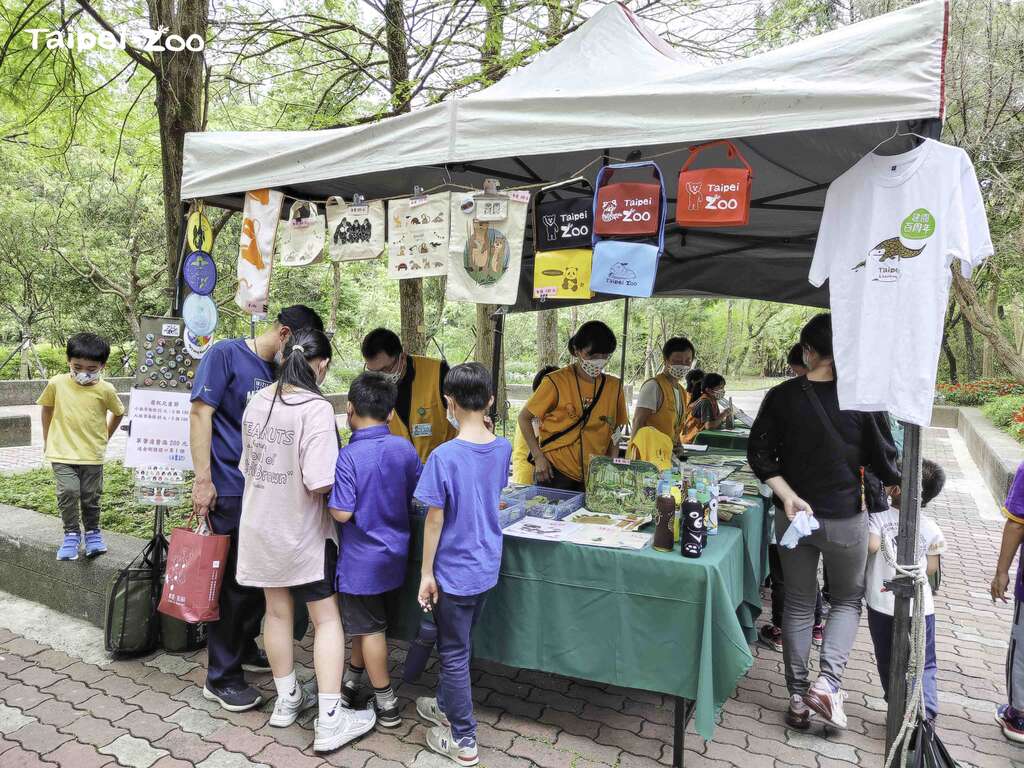 邀请环教非营利组织(NGO)、木栅在地相关产业等业者及台北市10所国民小学一起加入市集当中(图片来源：台北市立动物园)