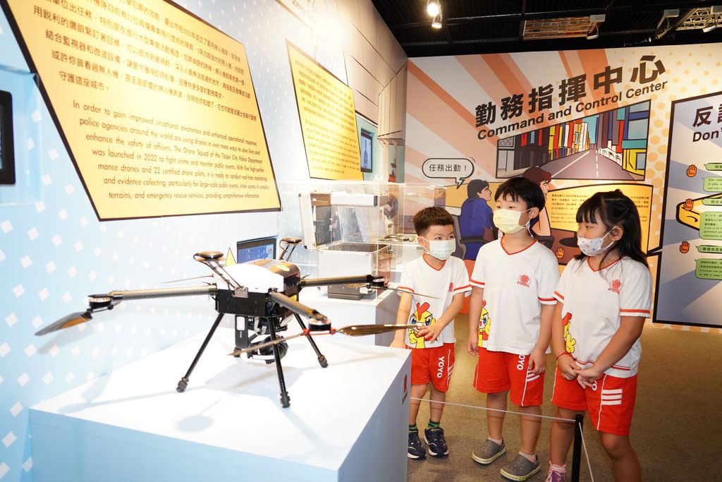 现场展出真实的办案工具，如警用无人机、指纹采集箱等.JPG