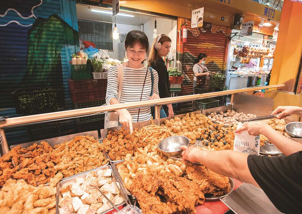 「艋舺大丰」是陈宜芳常光顾的摊位之一，手工丸和丰富炸物真材实料。