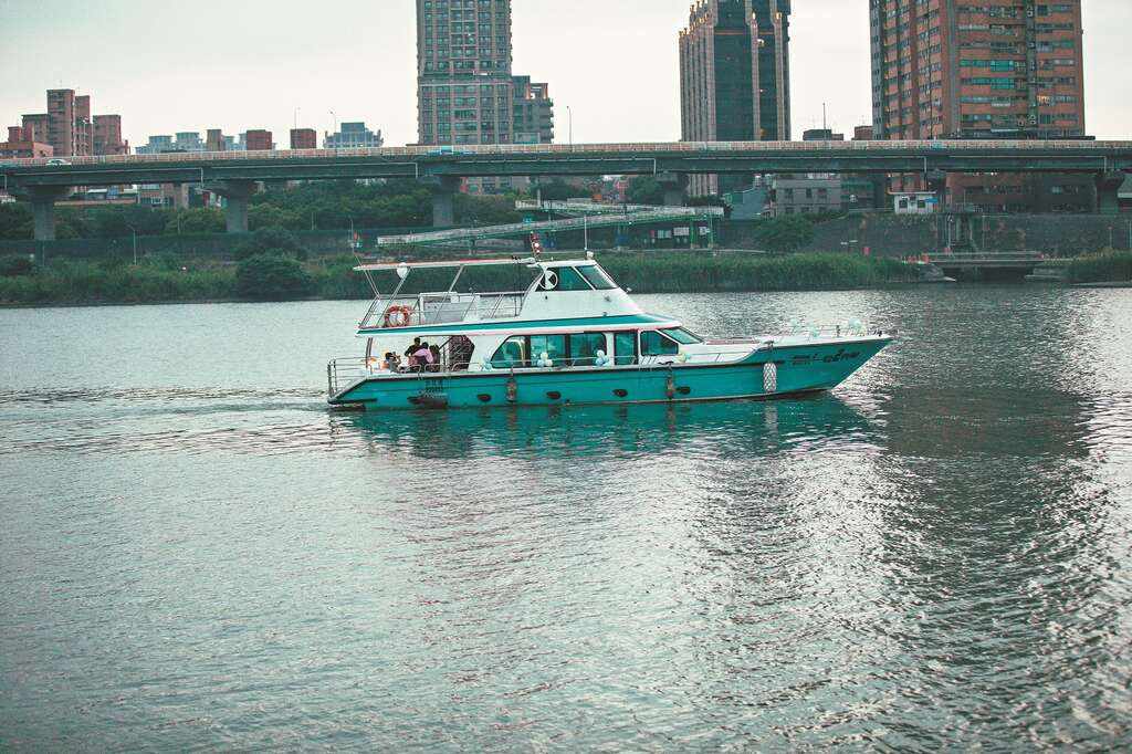 搭乘藍色水路遊船悠遊淡水河，體驗台北水上風情。（攝影／鄒保祥）