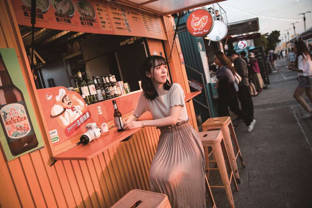 隨興待在大稻埕碼頭貨櫃市集一隅，感受淡水河畔閒情。（攝影／鄒保祥）