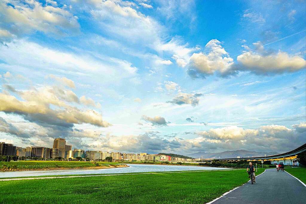 玩水玩沙後 亲子一起骑单车迎风观赏基隆河美景(图片来源：台北市政府工务局水利工程处)