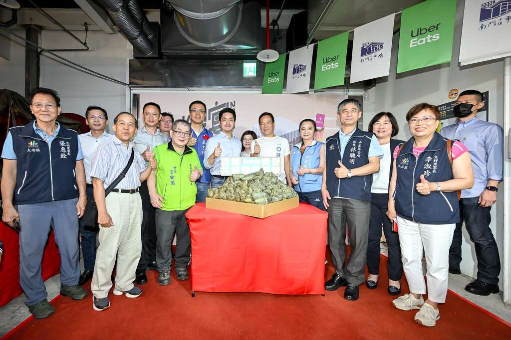 今年度南门市场百粽宴邀请台北市市长蒋万安及其他贵宾莅临。(图片来源：台北市市场处)