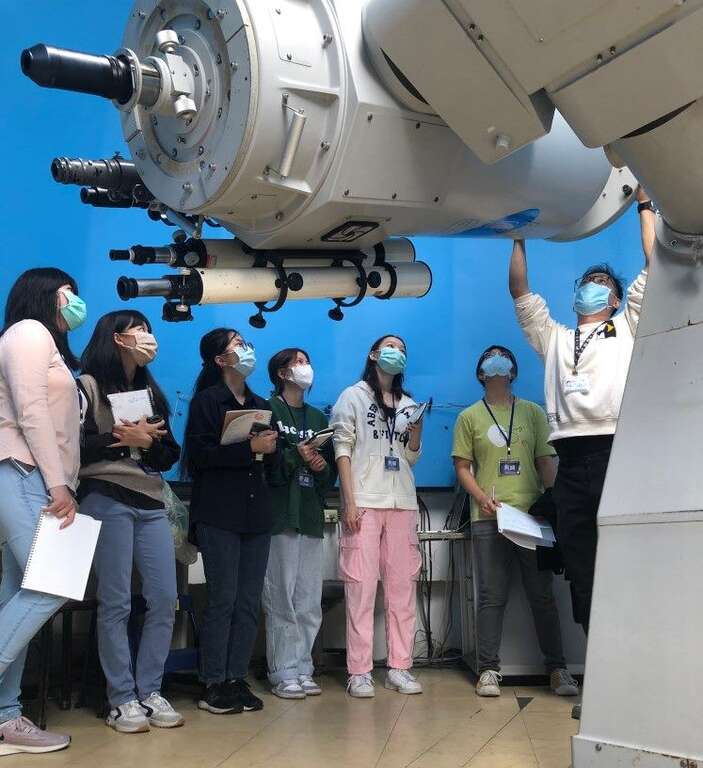 望遠鏡觀星(圖片來源：臺北市立天文科學教育館)