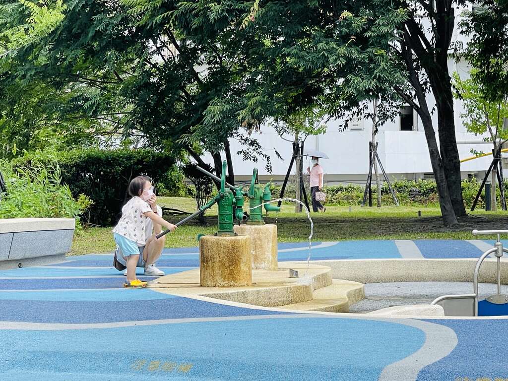 小朋友體驗迪化水樂園「水壓泵浦」的樂趣(圖片來源：臺北市政府工務局衛生下水道工程處)