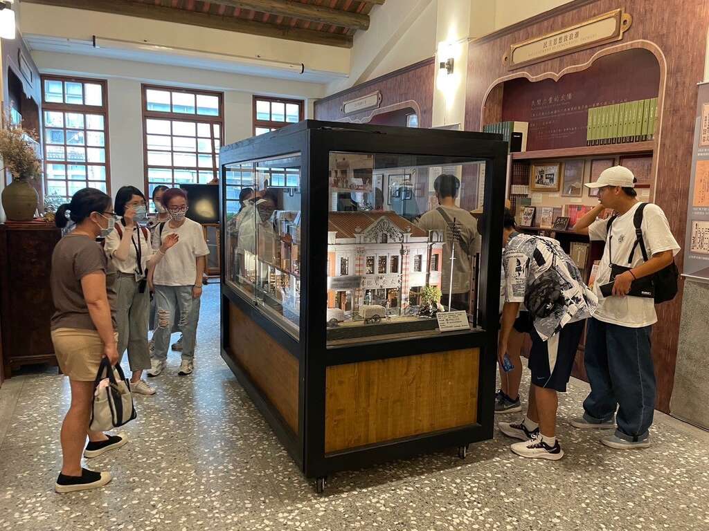 特展展示台湾民报总批发处模型，重现历史现场(图片来源：台北市政府文化局)