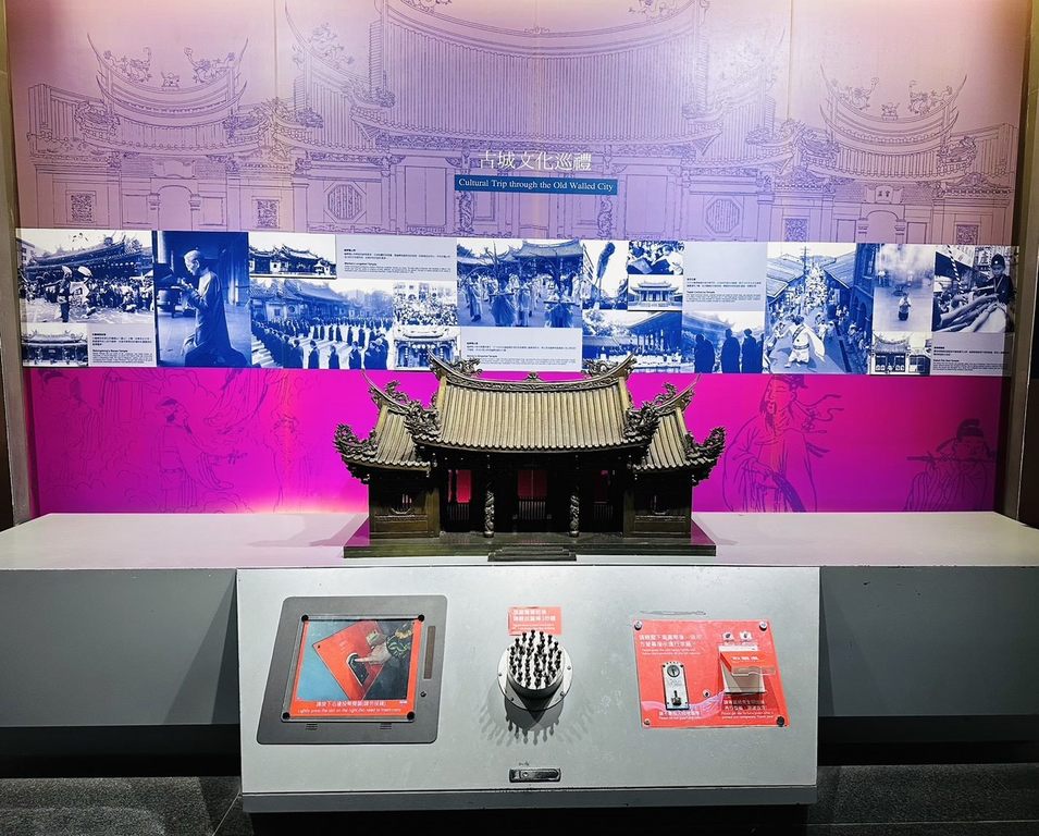 4楼常设展也设置龙山寺模型的求签机，让民众可亲手求出专属於自己的「签诗」。(图片来源：台北市政府观光传播局)