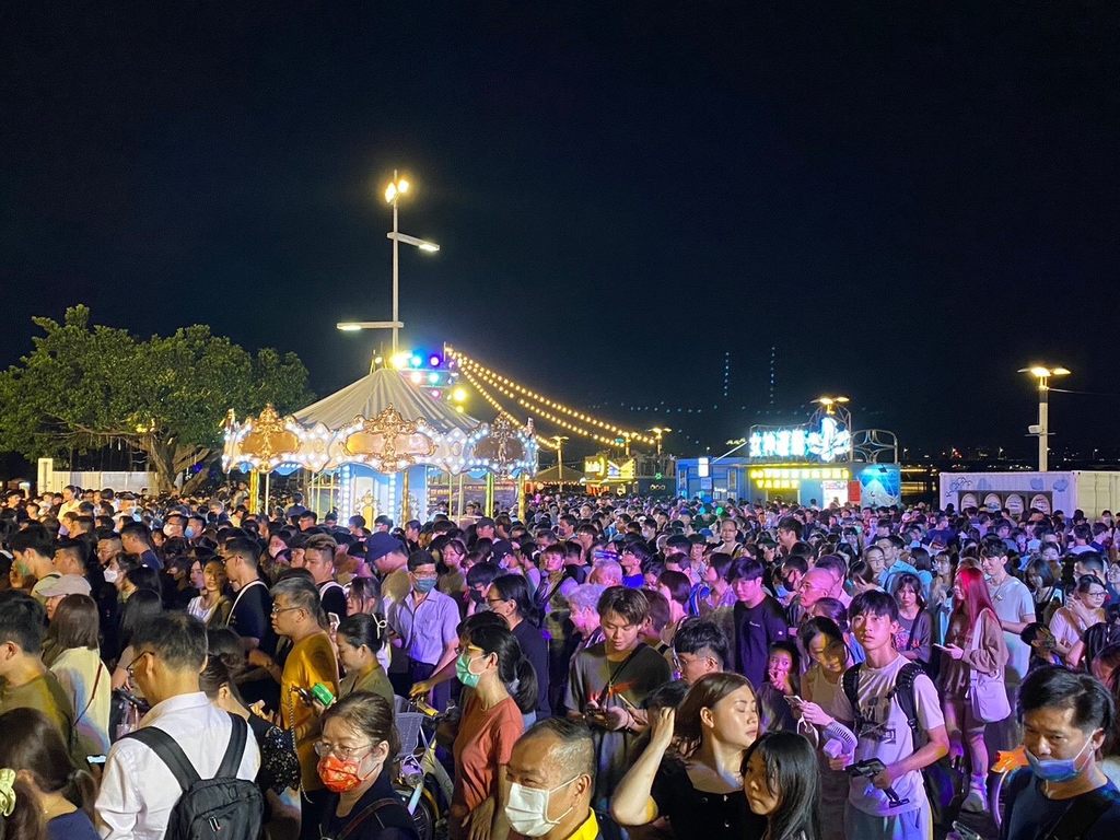 大稻埕夏日節首度「週週180秒煙火秀」 今日登場，吸引眾多民眾前來觀賞。(圖片來源：臺北市政府觀光傳播局)