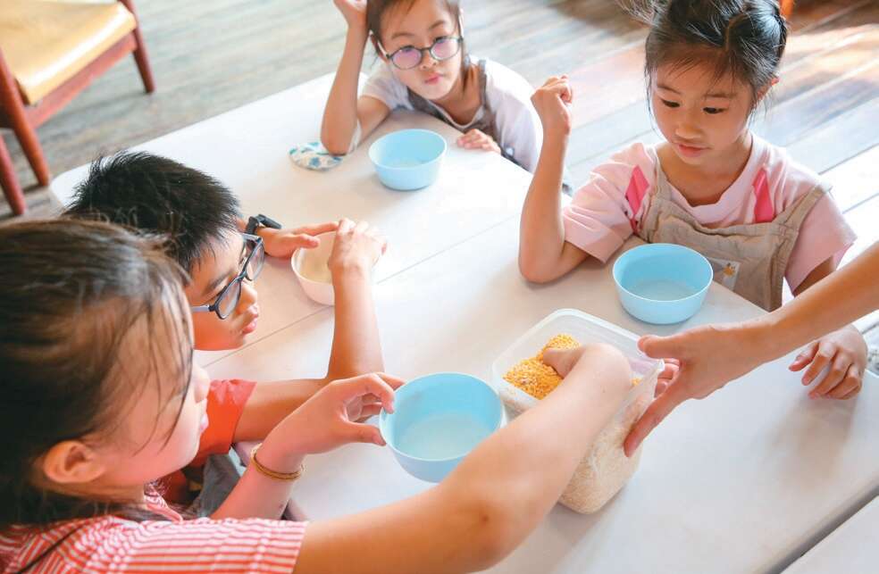 小朋友在「隨野家」親手準備天然雞飼料。（攝影／賴智揚）