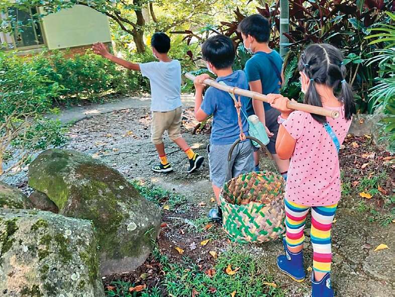 小朋友在產地親身體驗採收作物的樂趣。（圖／二崎生態休閒農場）