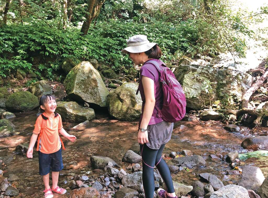 适合暑期的户外活动有许多选择,台北郊山环绕,加上完善的大众交通运输,让孩子亲近山林变得容易。(摄影/余业文)