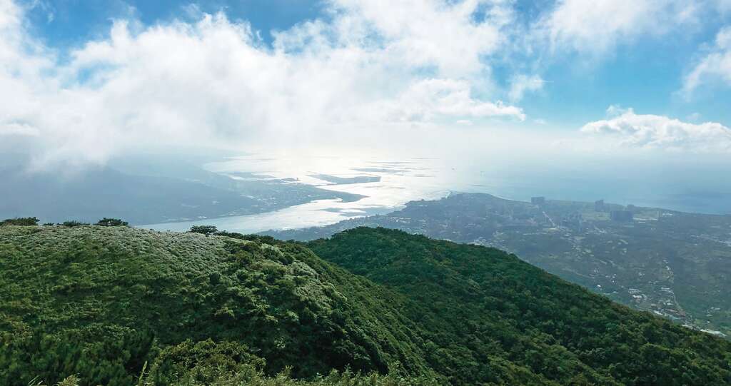 登上面天山山顶，远眺宽阔美景。（摄影／余业文）