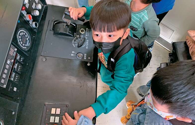 小朋友樂此不疲地在逃生體驗營中試玩機關、按鈕。（圖／可大王）