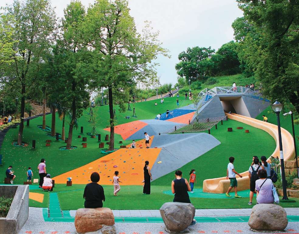 文山森林公園的「趣探險之丘」，規畫攀岩場、超長滑梯等令人玩興大開的遊具，公園深處並設有天空步道，在都市裡即可享受森林芬多精。（圖／可大王）