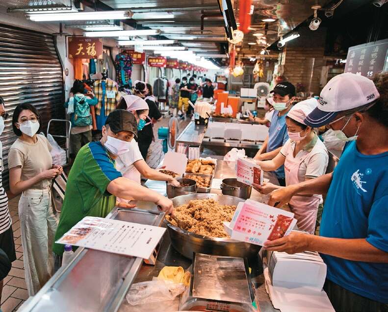 百年老店「林合發油飯」是永樂市場裡的人氣美食。（攝影／鄒保祥）