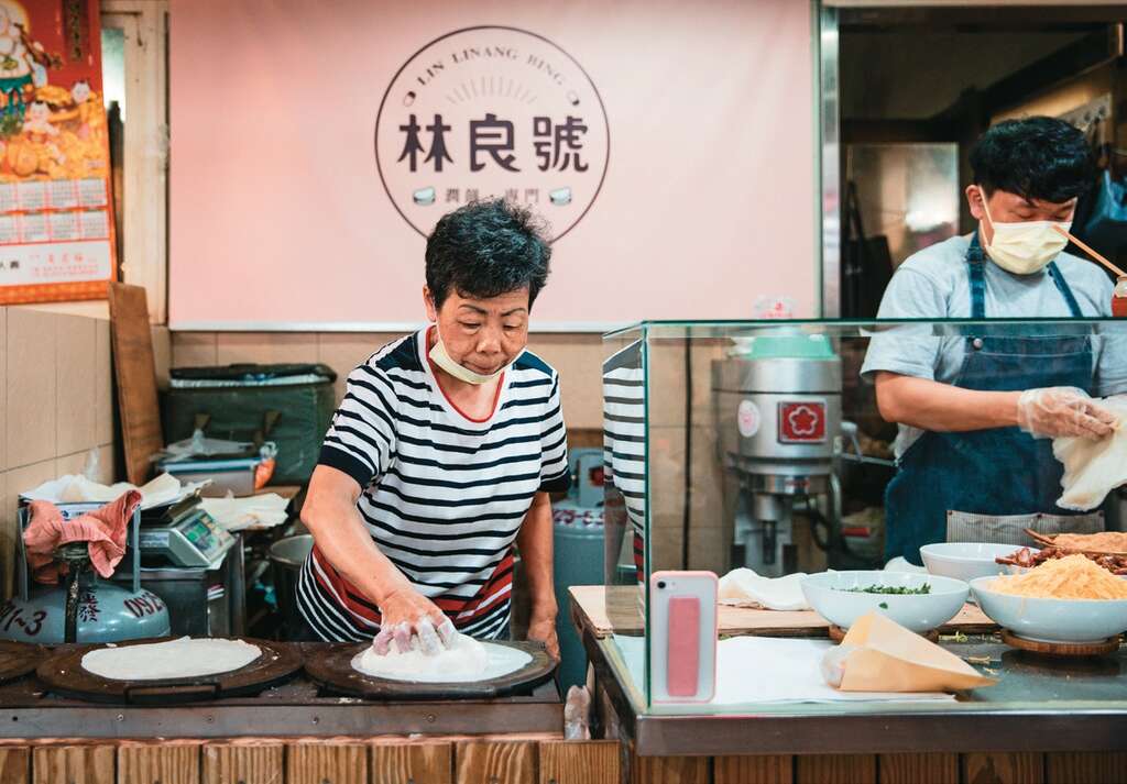 「林良號潤餅」現做手工潤餅皮軟嫩又有Q度，是永樂市場的老字號美食。（攝影／鄒保祥）