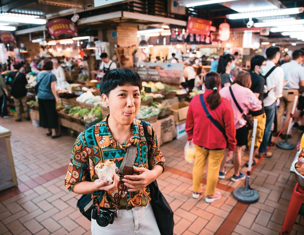 每次去市场前，苏凌会特地空着肚子，在市场里寻觅手工现做美食尝鲜。（摄影／邹保祥）