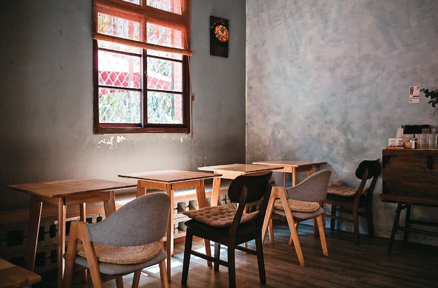 「无口小厨」空间设计融合当代极简风格与老件，打造清新的用餐空间。（摄影／邹保祥）