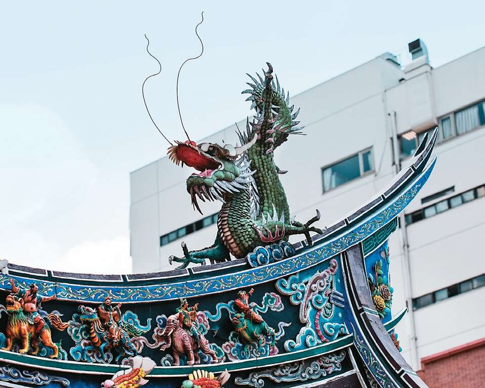 仔細端詳台北霞海城隍廟的屋頂正脊，可見精細的剪黏裝飾。（攝影／鄒保祥）