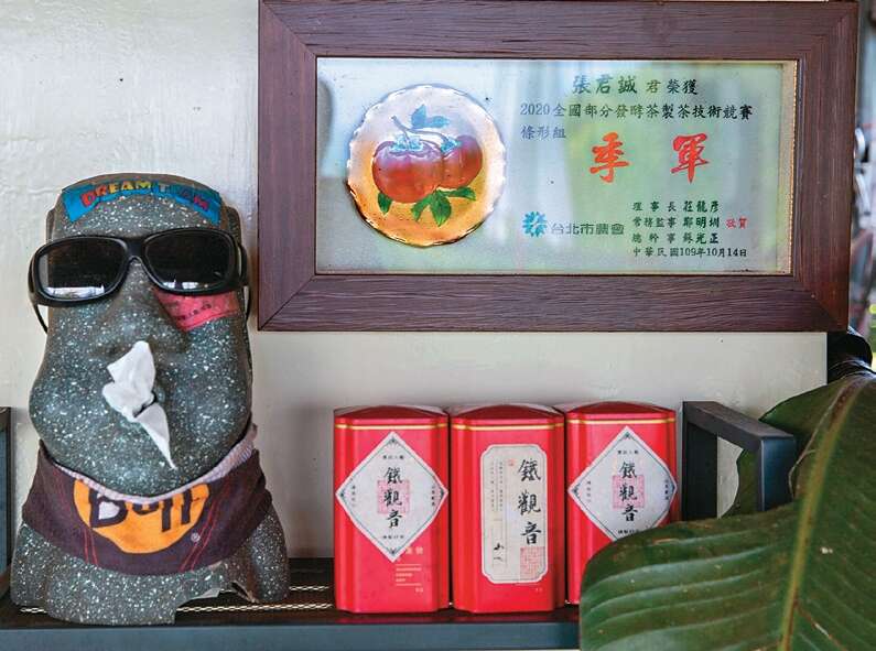 初试啼声即获奖的经验，不仅带给张君诚制茶的自信，也影响他观看市场的角度。（摄影／翁睿坤）