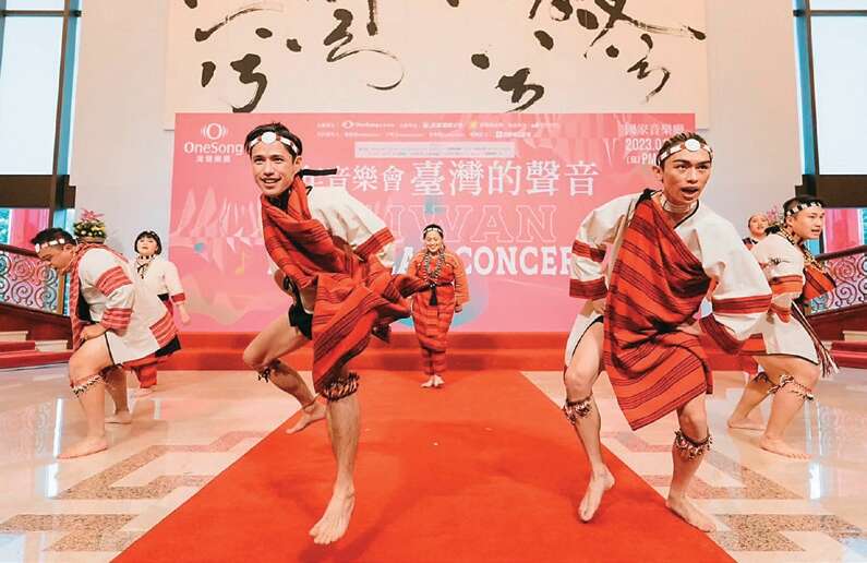 德伊木（左前）透過表演推廣賽德克族及其文化。（攝影／陳宥中）