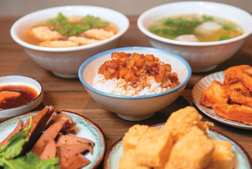 周孟儒接班家業，以懷舊的傳統小吃，打造加蚋的美食印象。（攝影／翁睿坤）