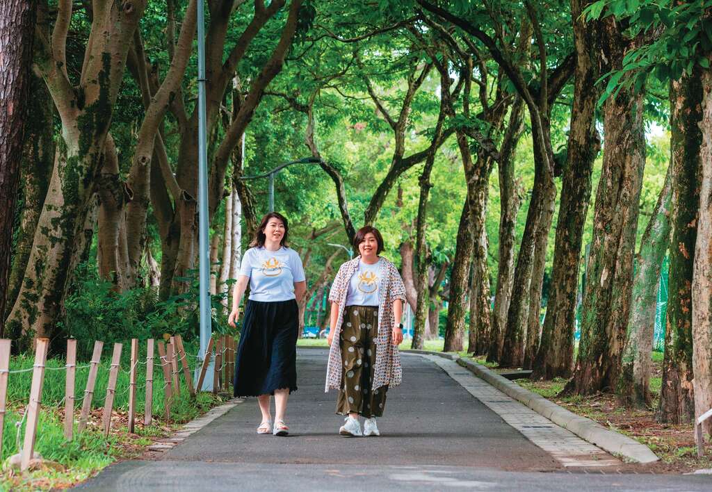 青年公園是周孟儒（左）與周盈君（右）共同推薦來加蚋仔必訪的散步景點。（攝影／翁睿坤）