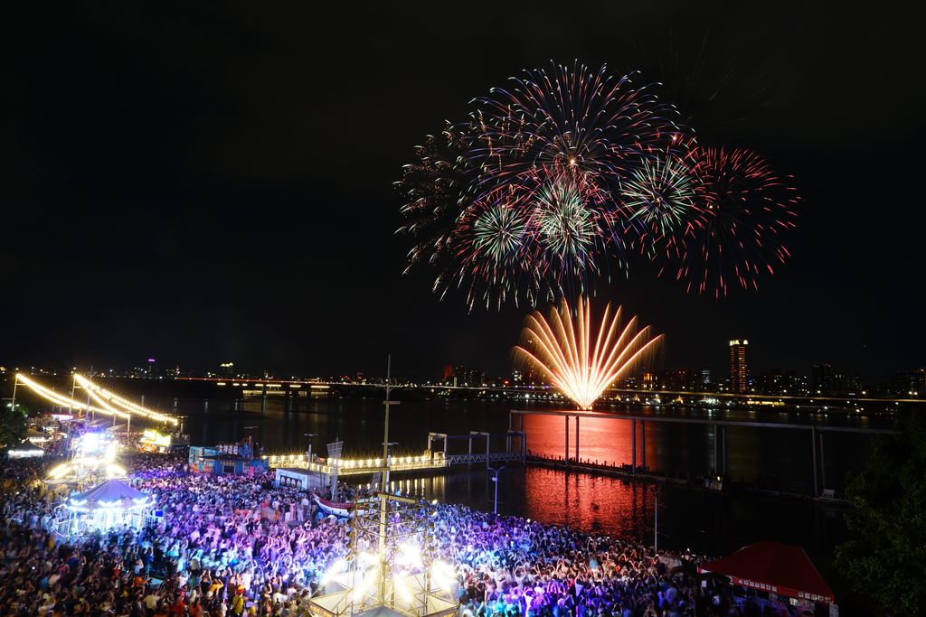 7月12日第二场180秒烟火秀「闹热稻埕」吸引近6万人次共襄盛举。(图片来源：台北市政府观光传播局)