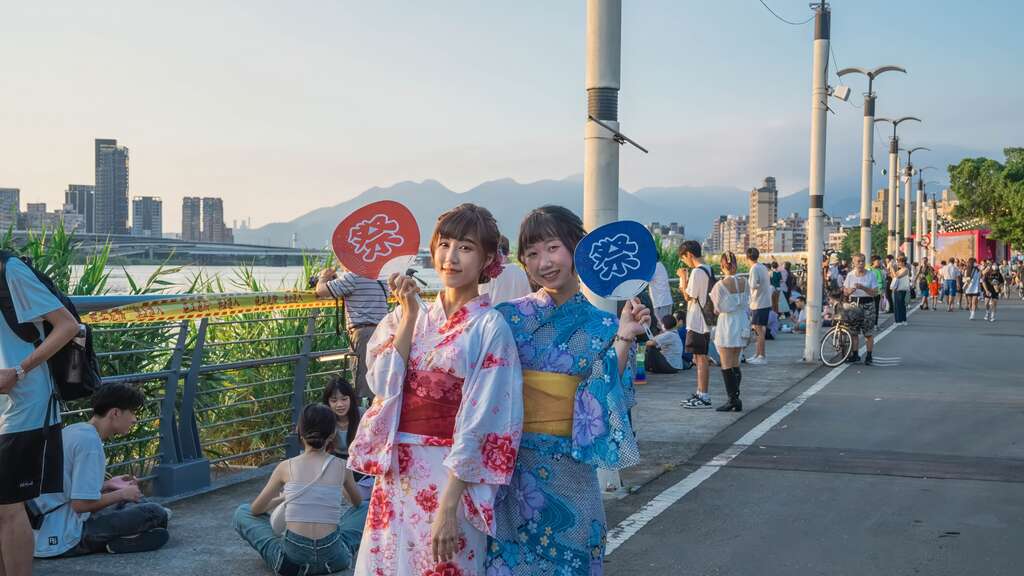 欢迎民众持续把握夏日节期间到河岸走逛、搭游船，欣赏夕阳和河面风光。(图片来源：台北市政府观光传播局)
