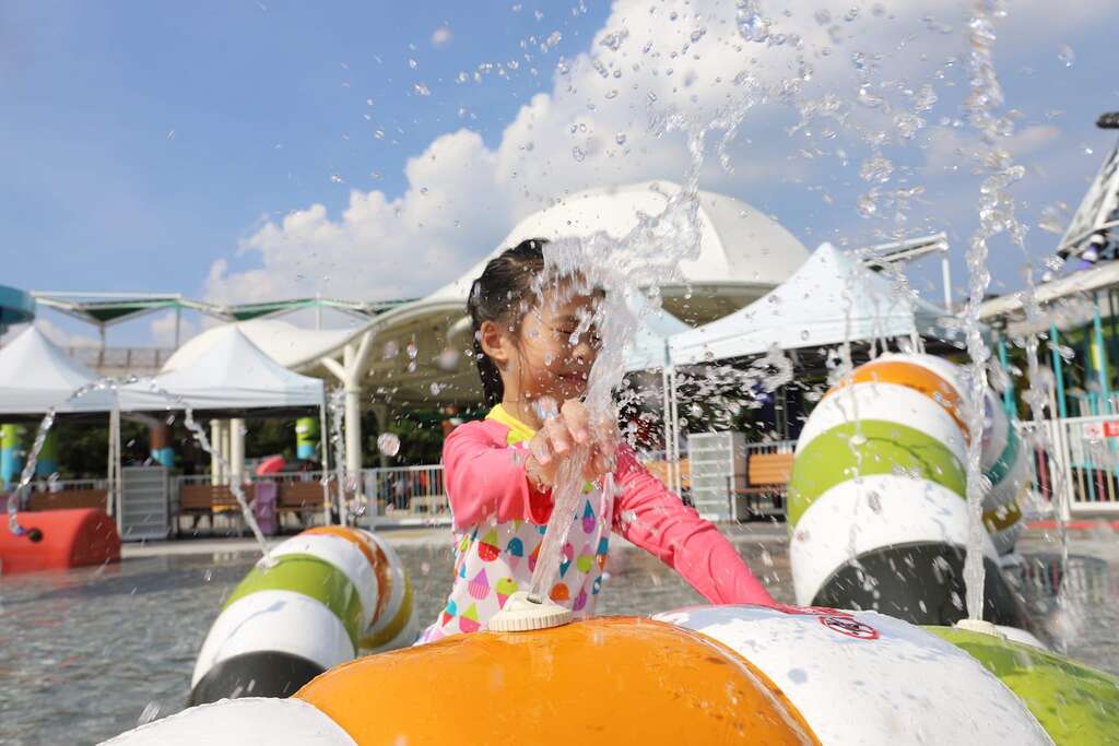 夏日限定的小小水樂園，即日起開放至10月1日止（8月30日至10月1日僅假日開放），每一場次票價通通只要50元(圖片來源：臺北大眾捷運股份有限公司)