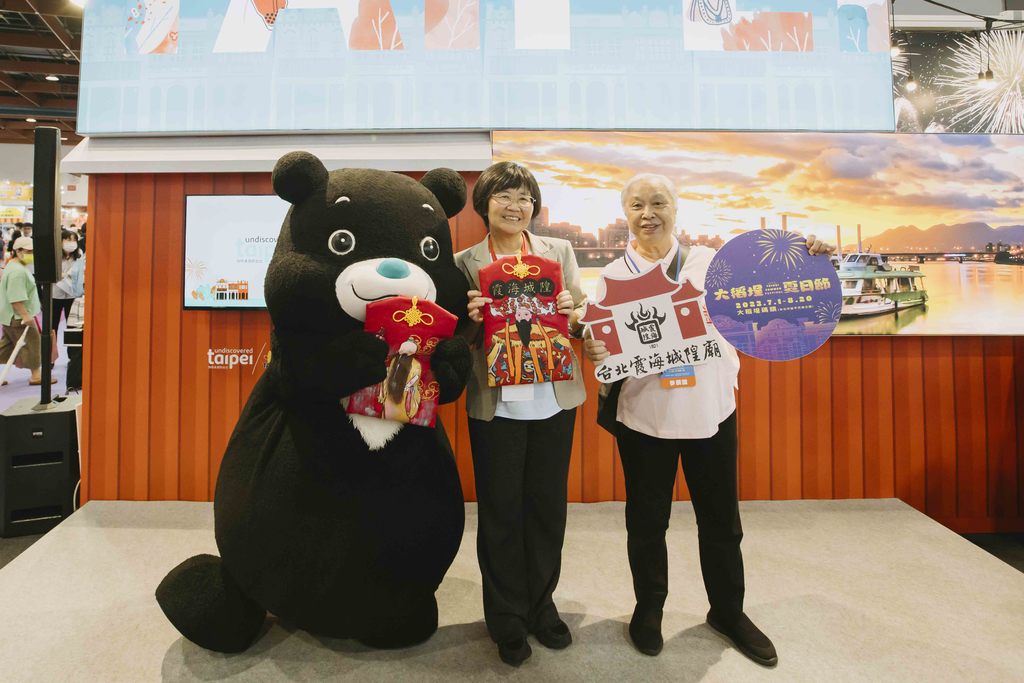 霞海城隍庙陈文文管理人致赠「月老版祈福香袋」予台北市观光传播局局长陈淑慧。(图片来源：台北市政府观光传播局)