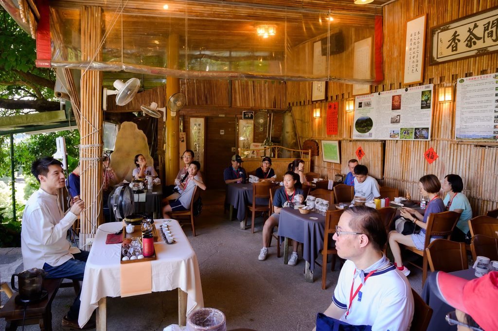 民众在特色茶庄和在地茶人从茶席摆设、茶具介绍到冲泡技巧，一步步学习泡茶技(图片来源：台北市政府观光传播局)