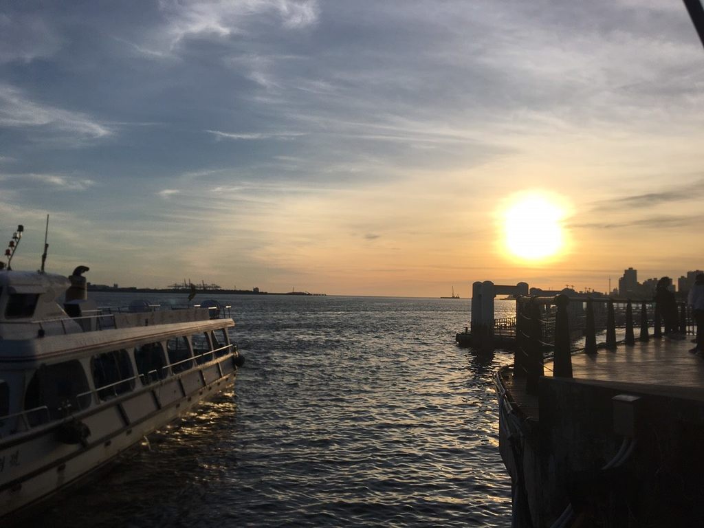 随着夕阳西下，漫步在淡水河畔欣赏夕阳，享受当下，如此美景也让人流连忘返(图片来源：台北市政府观光传播局)