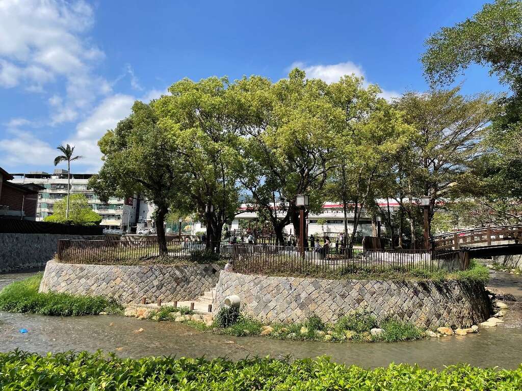 七星七虎公园-两溪汇流口的观溪平台(图片来源：台北市政府工务局公园路灯工程管理处)
