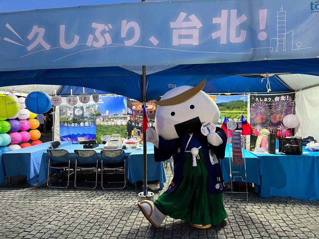 台北市的日本友好城市宫城县吉祥物饭团丸也来到台北摊位DIY台北风情扇
