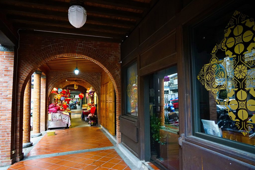 民众可到迪化街享受历史风情并品嚐道地台湾小吃。(图片来源：台北市政府观光传播局)