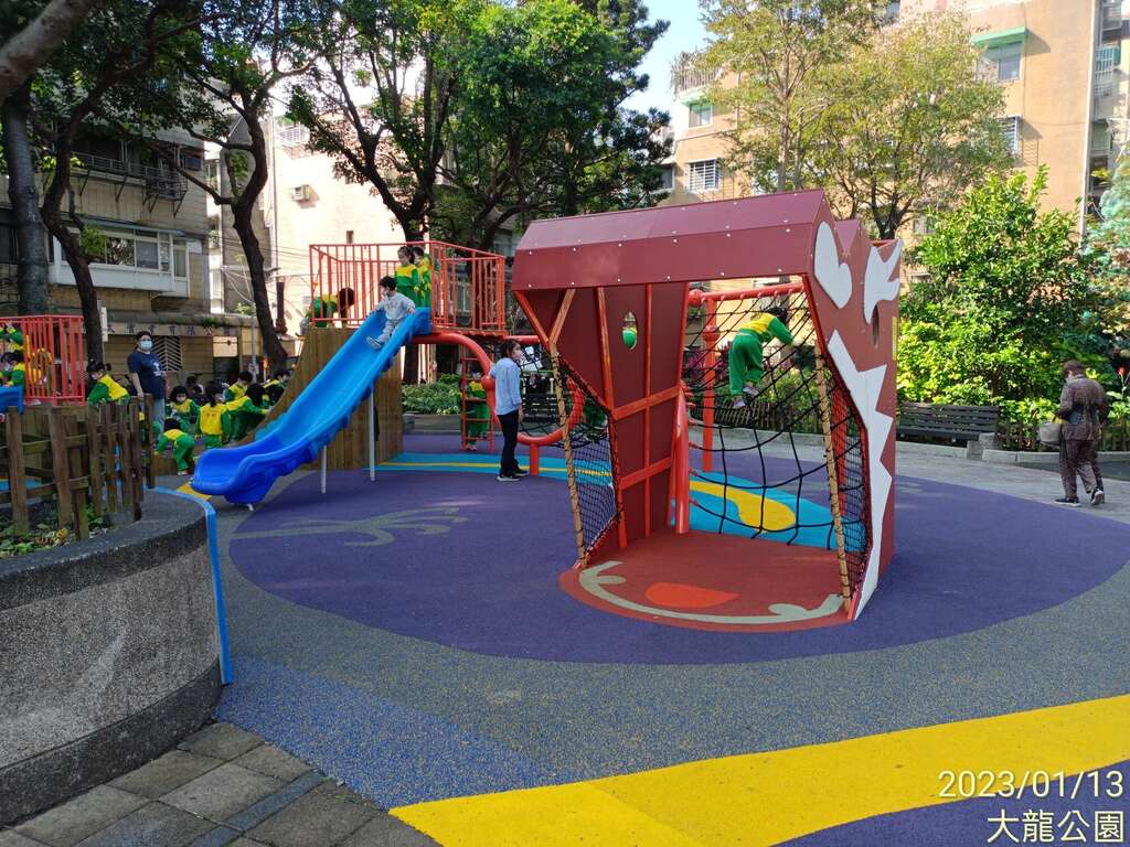 大龍公園龍造型組合遊具(圖片來源：臺北市政府工務局公園路燈工程管理處)