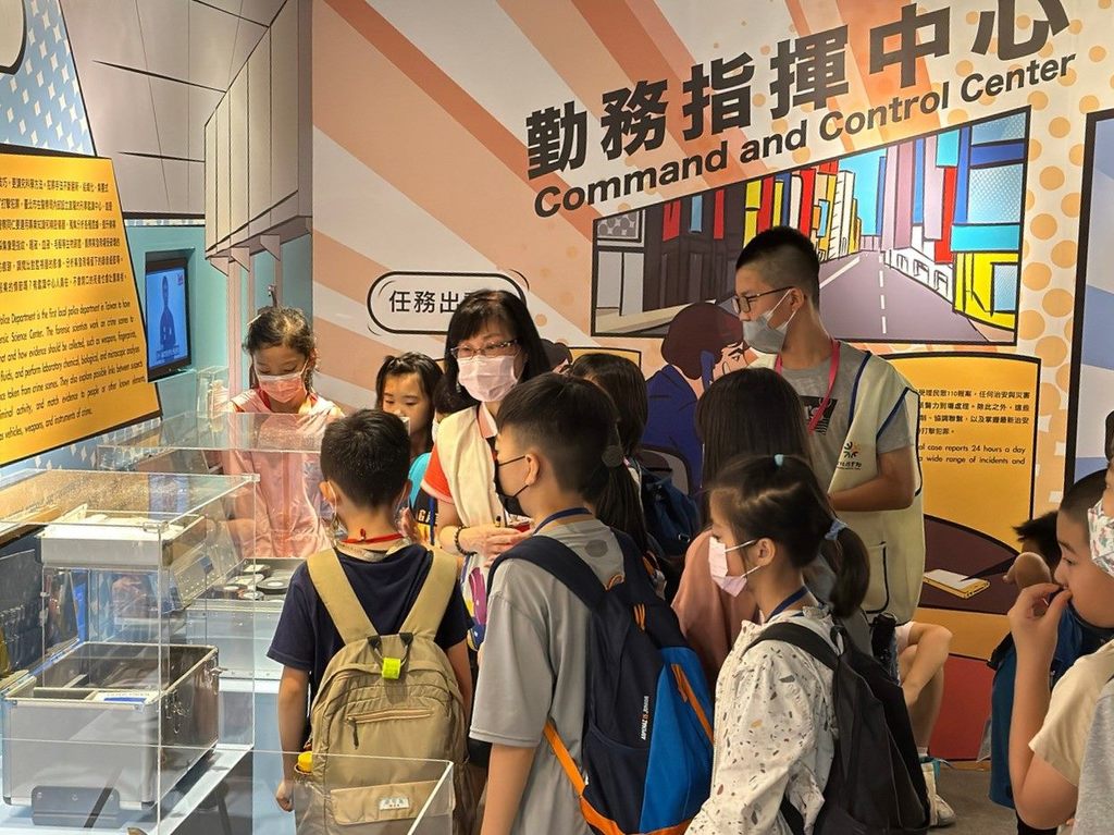 Young Volunteers Learns about Police Duties at SUPER Taipei Police Exhibition