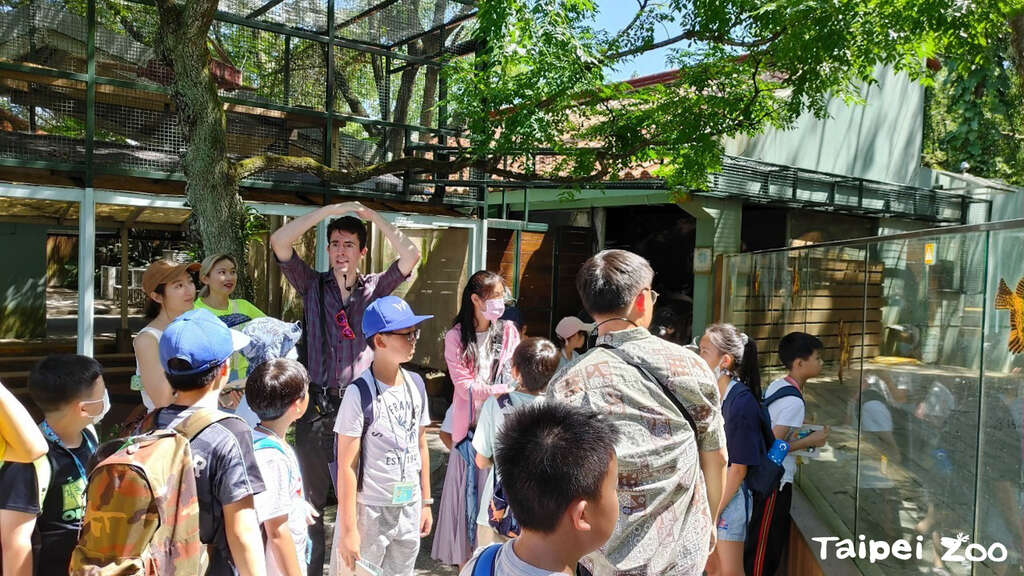 一边观察动物一边学习双语字汇(图片来源：台北市立动物园)